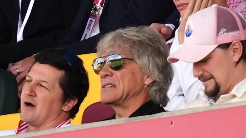 Umuhanzi w’icyamamare Jon Bon Jovi yari mu barebye umukino wa Brentford na Spurs.