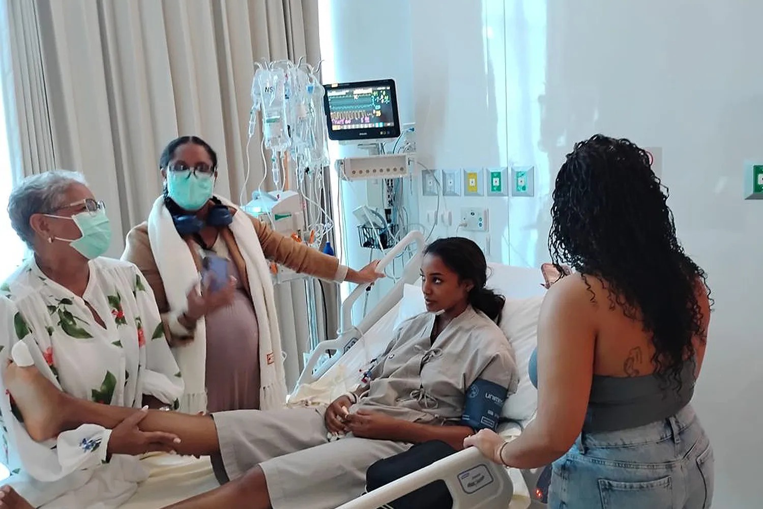 Amezi 10 nyuma yo kugwa ku rubyiniro, Gabrielle Henry yongeye kugaragara mu ruhame, akomeje urugendo rwo gusubira mu buzima busanzwe.