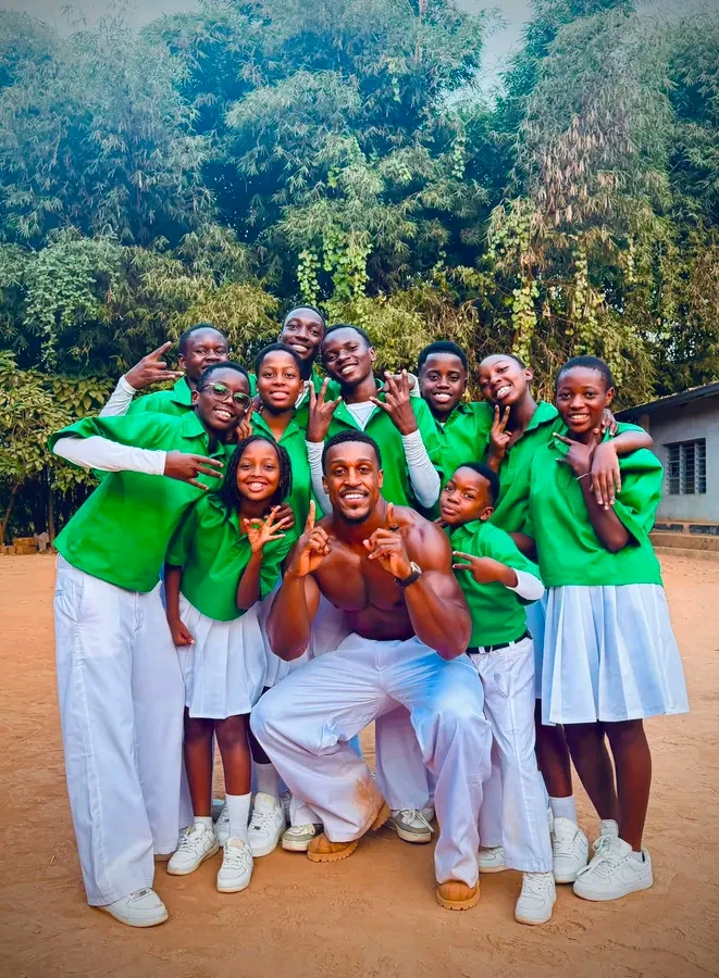 Ashton Hall yagiranye ibihe byiza n'abana bo muri Moriox Kids 