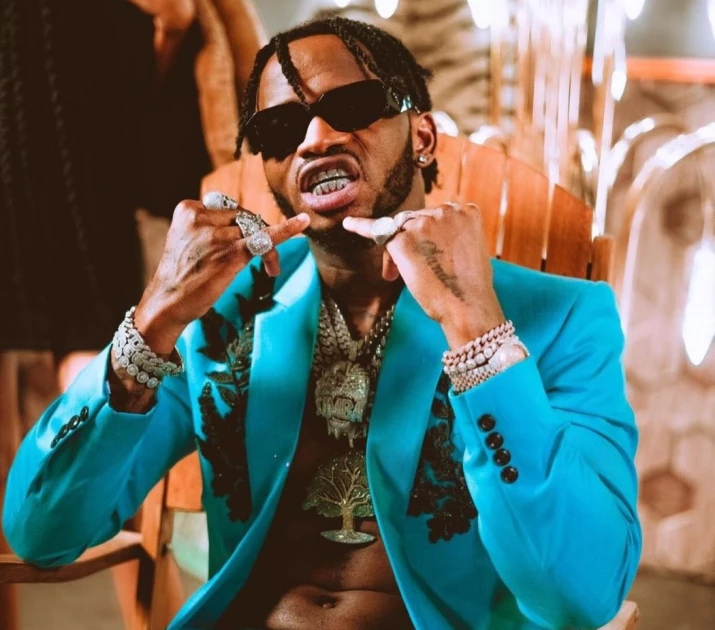 Diamond Platnumz yifashishije indirimbo "Pom Pom" yakoranye na Bruce Melodie mu guteguza igitaramo cya Kigali